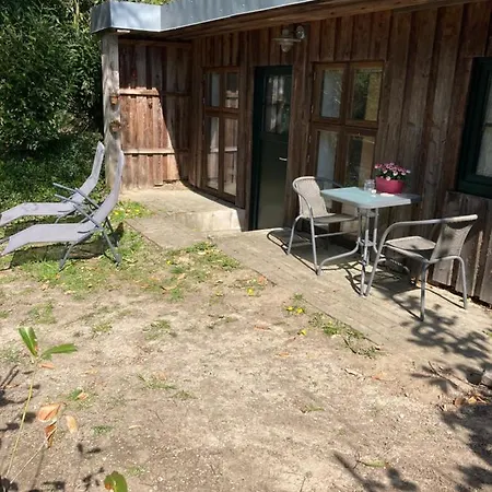 Kleines Ferienhaeuschen Im Gruenen Am Wasser 度假居