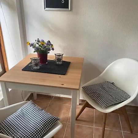 Kleines Ferienhaeuschen Im Gruenen Am Wasser Gronwohld