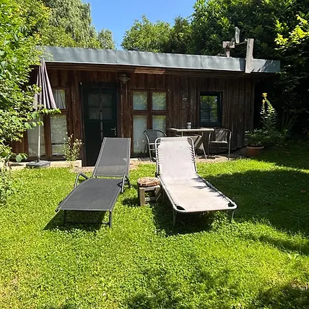Kleines Ferienhäuschen Im Grünen Am Wasser